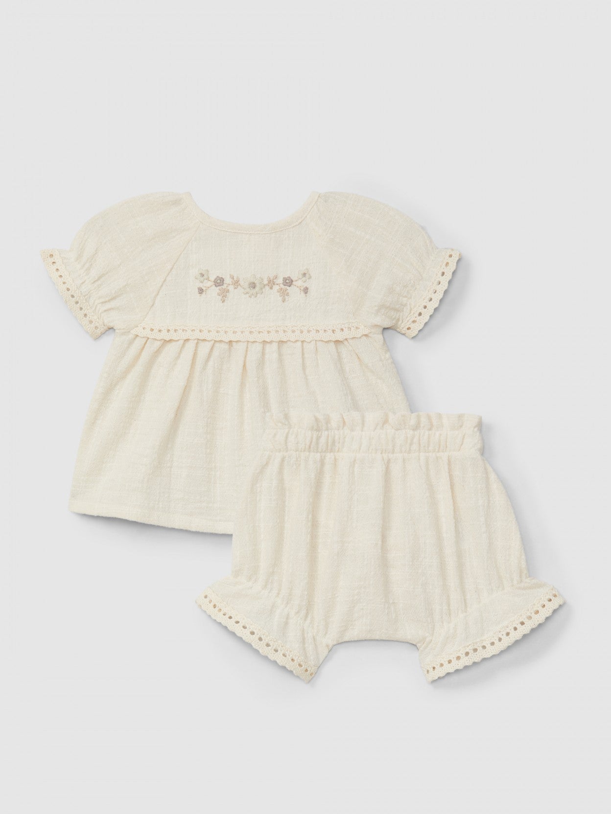 Conjunto de Blusa e Calções com bordado e detalhes em renda - Snug