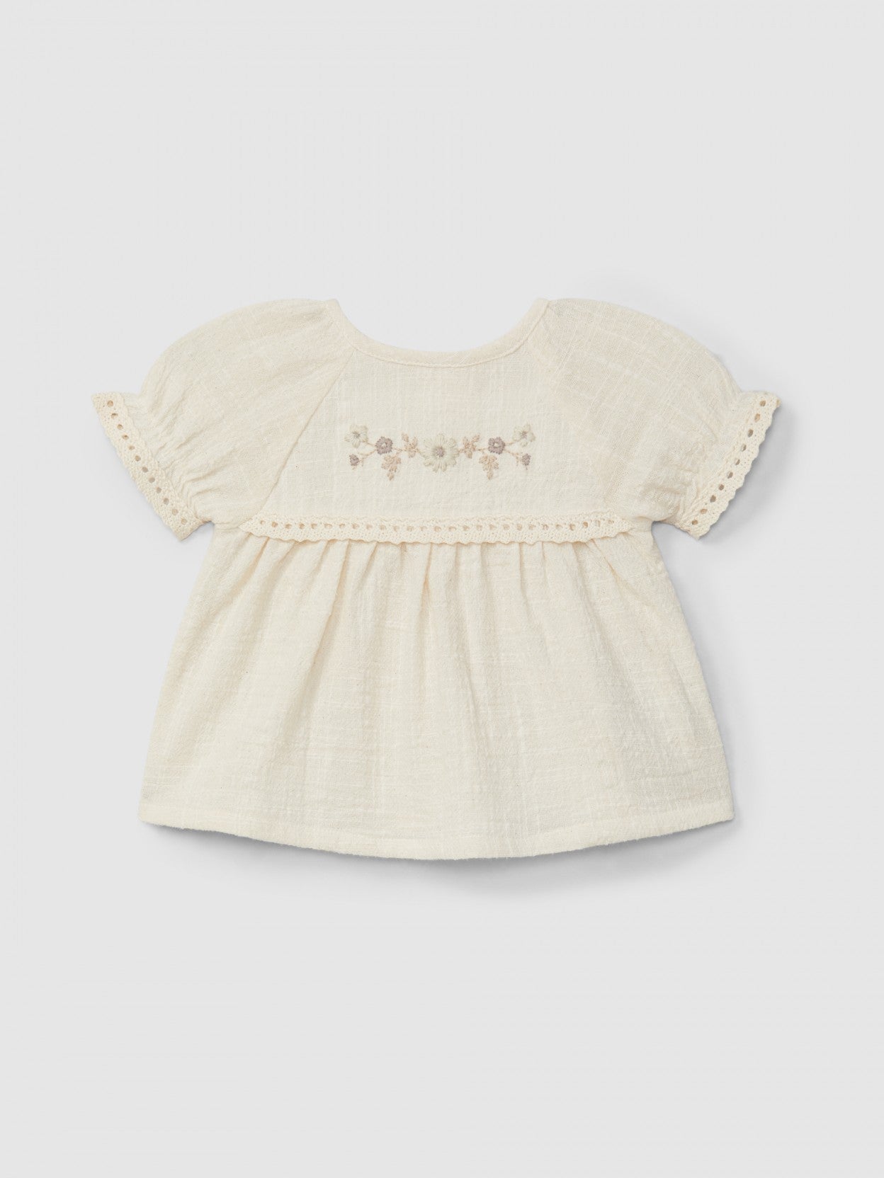Conjunto de Blusa e Calções com bordado e detalhes em renda - Snug