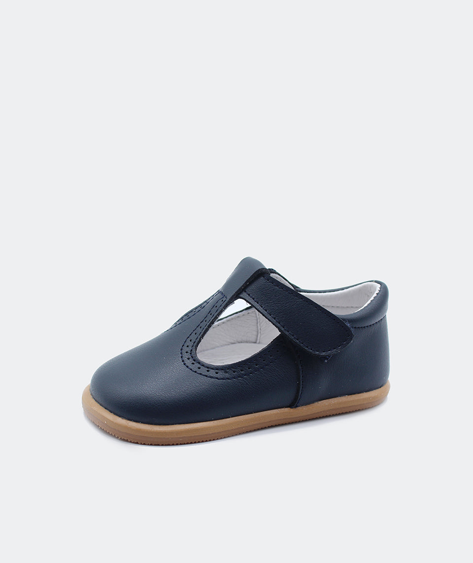 Sapato muito flexível e leve; Ponteira ampla que proporciona liberdade dos dedinhos; Sola plana de 3mm antiderrapante; Proteção na ponteira para maior resistência durante as brincadeiras; Um velcros para um melhor ajuste ao pezinho.