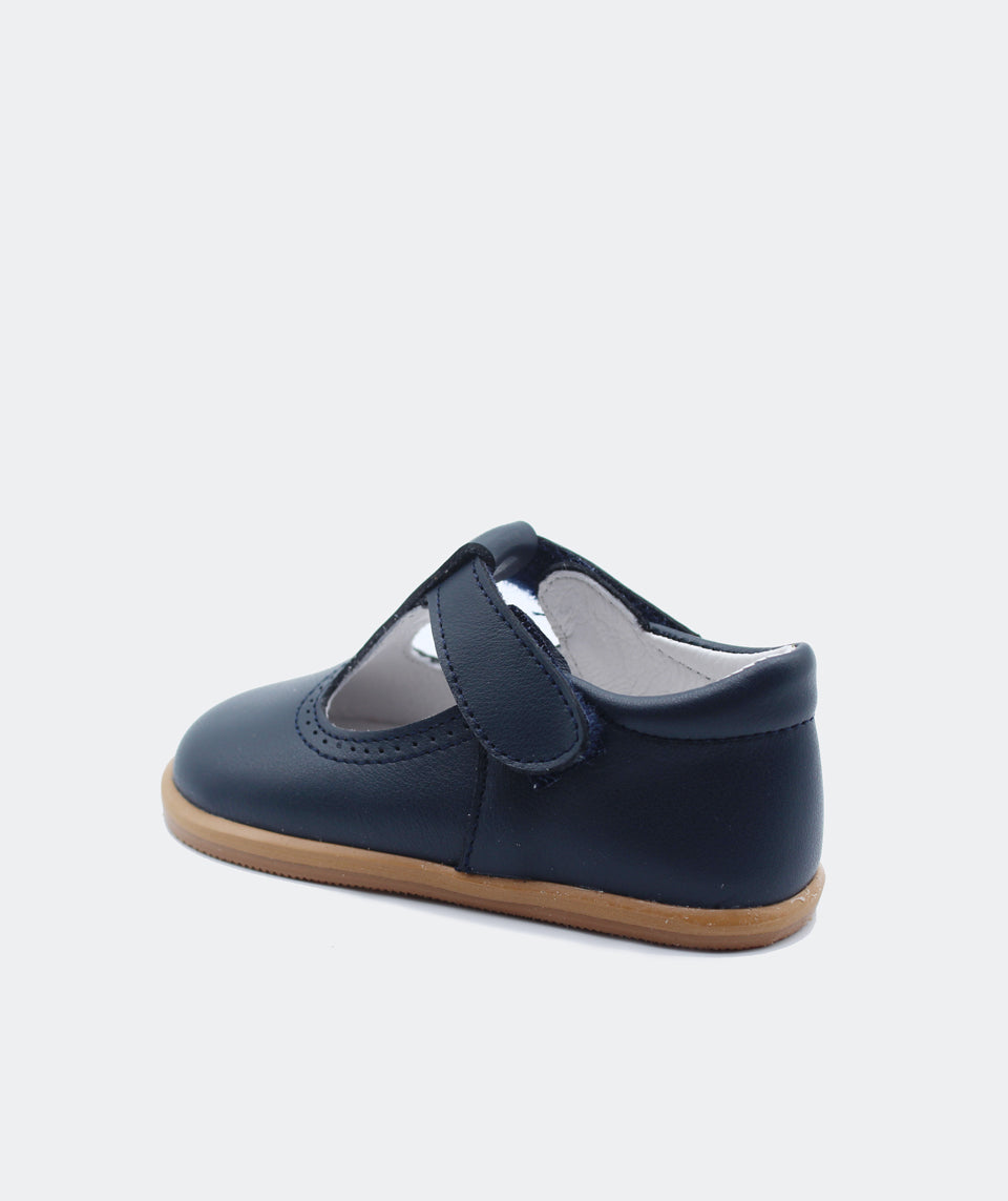 Sapato muito flexível e leve; Ponteira ampla que proporciona liberdade dos dedinhos; Sola plana de 3mm antiderrapante; Proteção na ponteira para maior resistência durante as brincadeiras; Um velcros para um melhor ajuste ao pezinho.