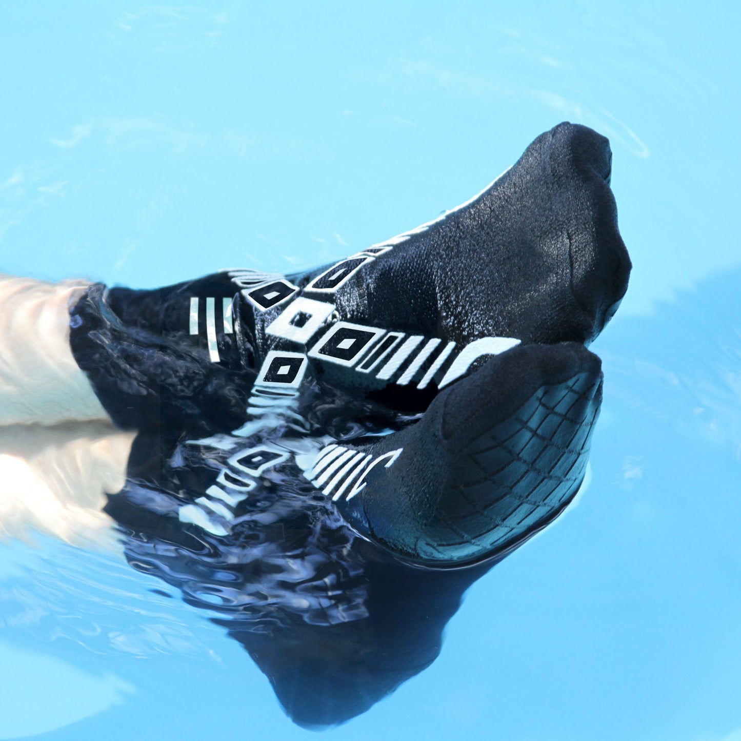 Meias Piscina Classic Q-Nova Preto/Branco (Adulto) - R-evenge