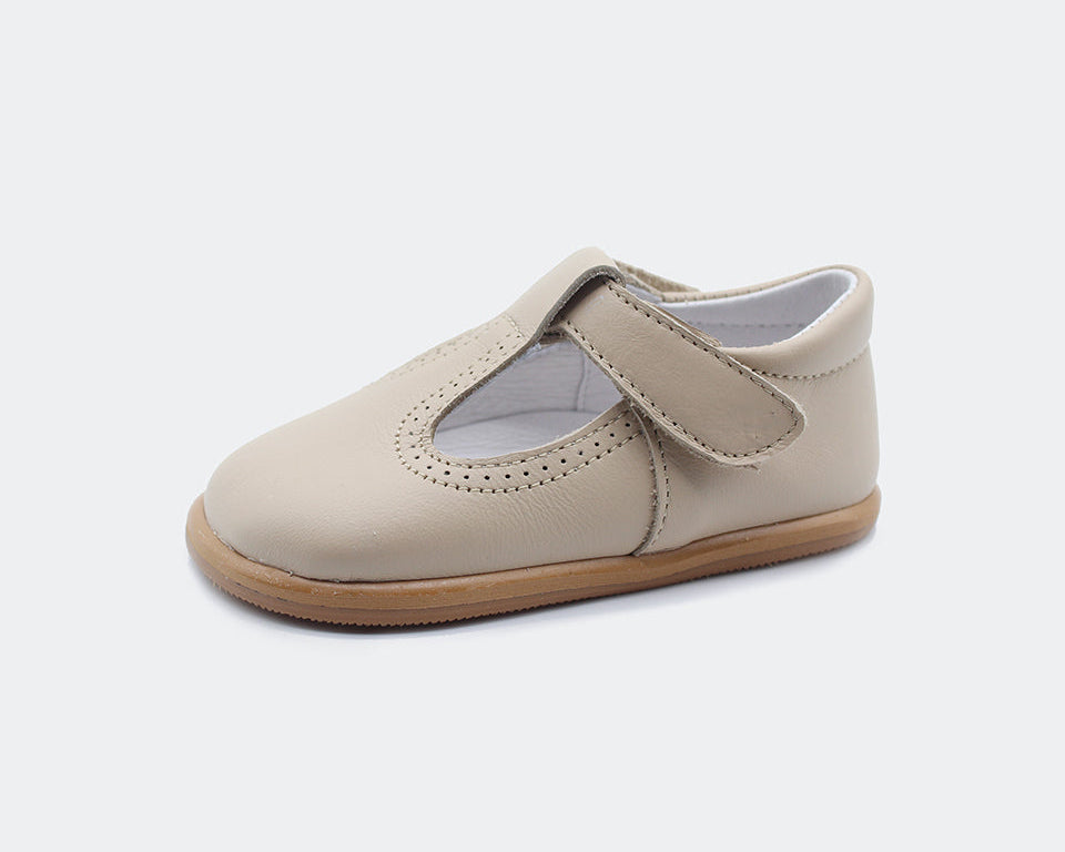      Sapato muito flexível e leve;     Ponteira ampla que proporciona liberdade dos dedinhos;     Sola plana de 3mm antiderrapante;     Proteção na ponteira para maior resistência durante as brincadeiras;     Um velcros para um melhor ajuste ao pezinho.